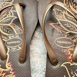 Size 7 - Havaianas, GOLD/Brown metallic wedge flip flop.